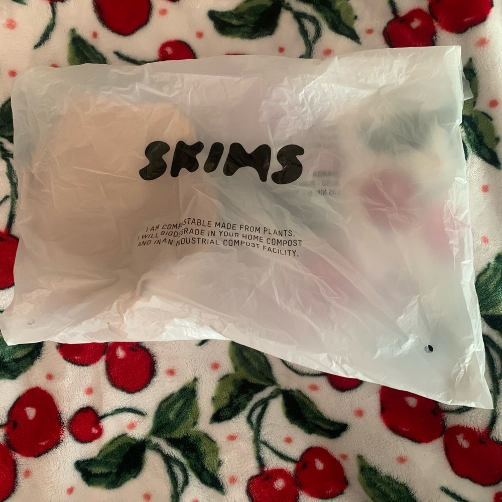 brand new skims bra,36D,nude color